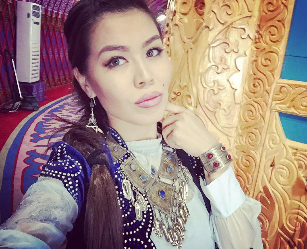 Казахские женщины носят украшения, можно сказать, с пеленок. 