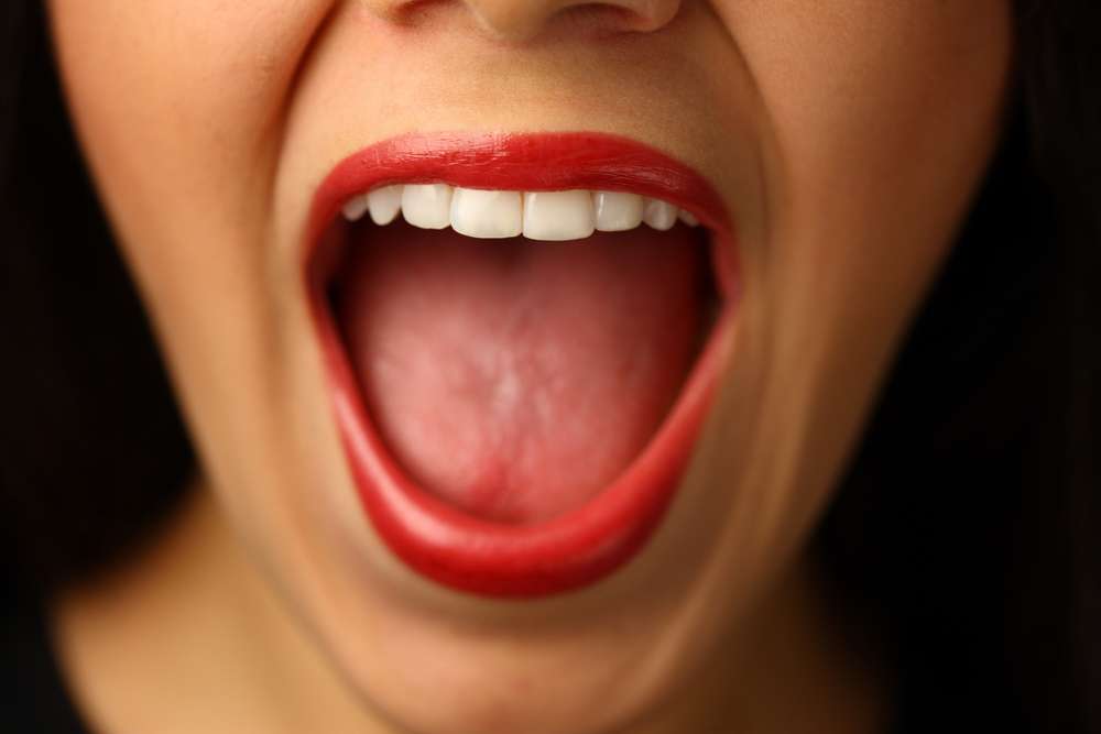 Почему девушка открывает рот когда красится